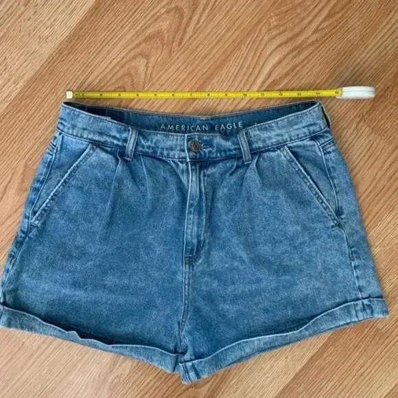 American Eagle Mom Denim Jean Shorts Medium Wash Size 8 Pleated Classic 90's - Picture 4 of 8
